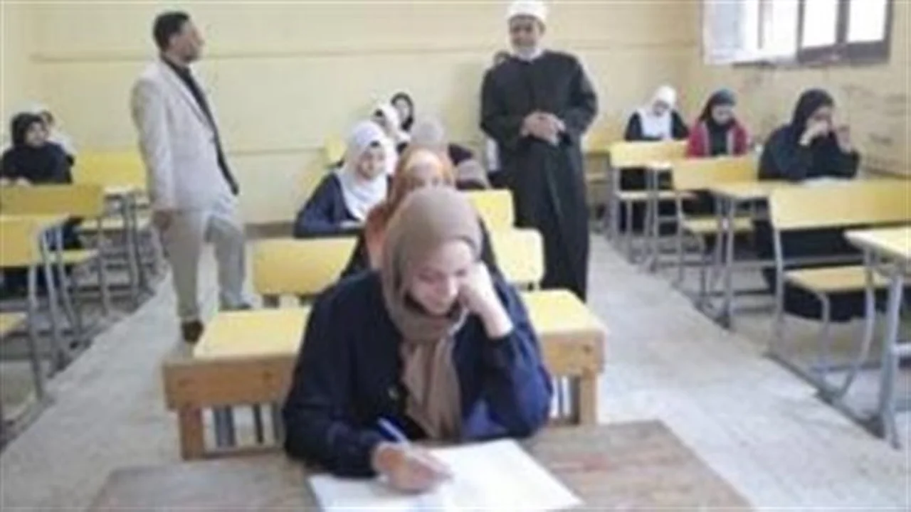 عقوبات صارمة.. تحذير طلاب الثانوية الأزهرية من اصطحاب الهواتف وساعات البلوتوث داخل اللجان